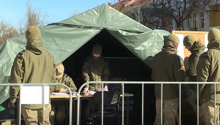 Kariai panevėžiečius švęsti laisvę pakvietė siekiant 32 valandų bėgimo rekordo: pirmieji pradėjo dar naktį