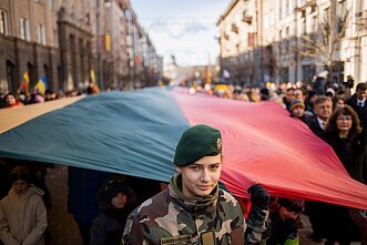 Тысячи людей в Вильнюсе приняли участие в шествии за свободу Литвы и Украины Тысячи людей в Вильнюсе приняли участие в шествии за свободу Литвы и Украины