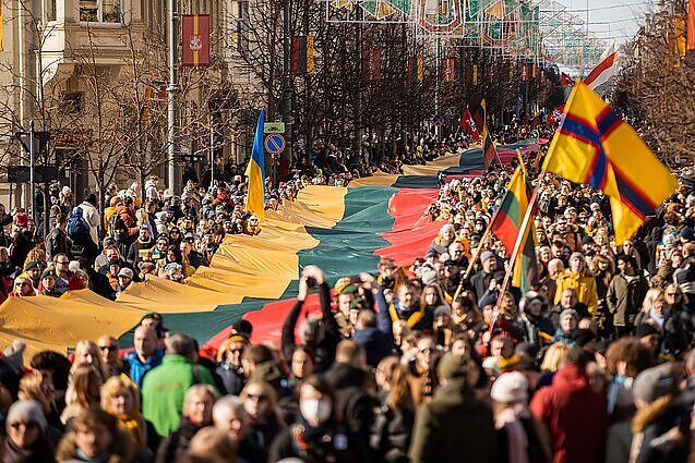 Kovo 11-ąją – solidarumas su Ukraina: tūkstančiai žmonių Vilniuje dalyvavo eitynėse už Lietuvos ir Ukrainos laisvę