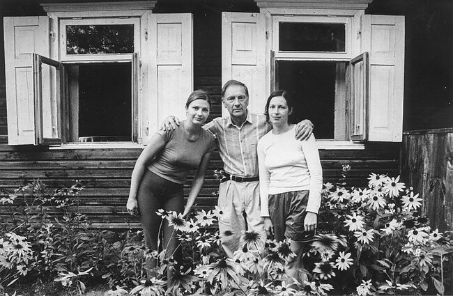 Romualdas Rakauskas, Lina ir Eglė Rakauskaitės sodyboje Niūronyse (skenuota P. Lileikio)