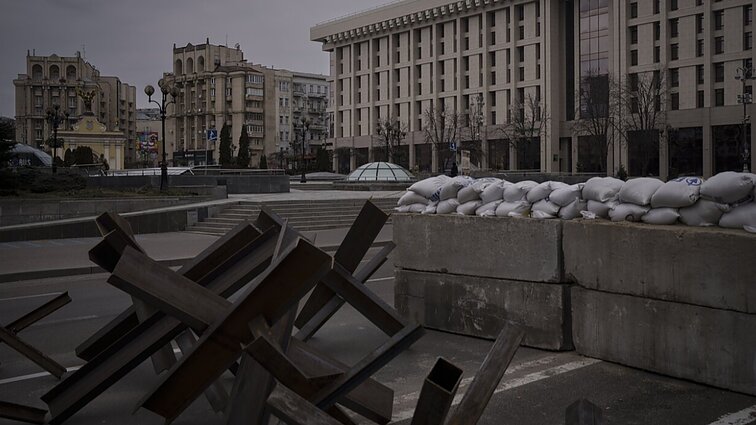 Žinios. Užimtame Melitopolyje Rusijos kariai išvilko merą iš pasitarimo, jam esą gresia kaltinimai terorizmu