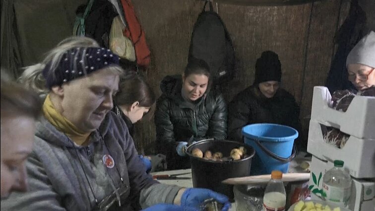 Labas rytas, Lietuva! Šeštadienis II d. Kyjive pasilikę civiliai buriasi pagalbai vieni kitiems: vien lauko virtuvėje pamaitina apie 5-6 tūkst. žmonių