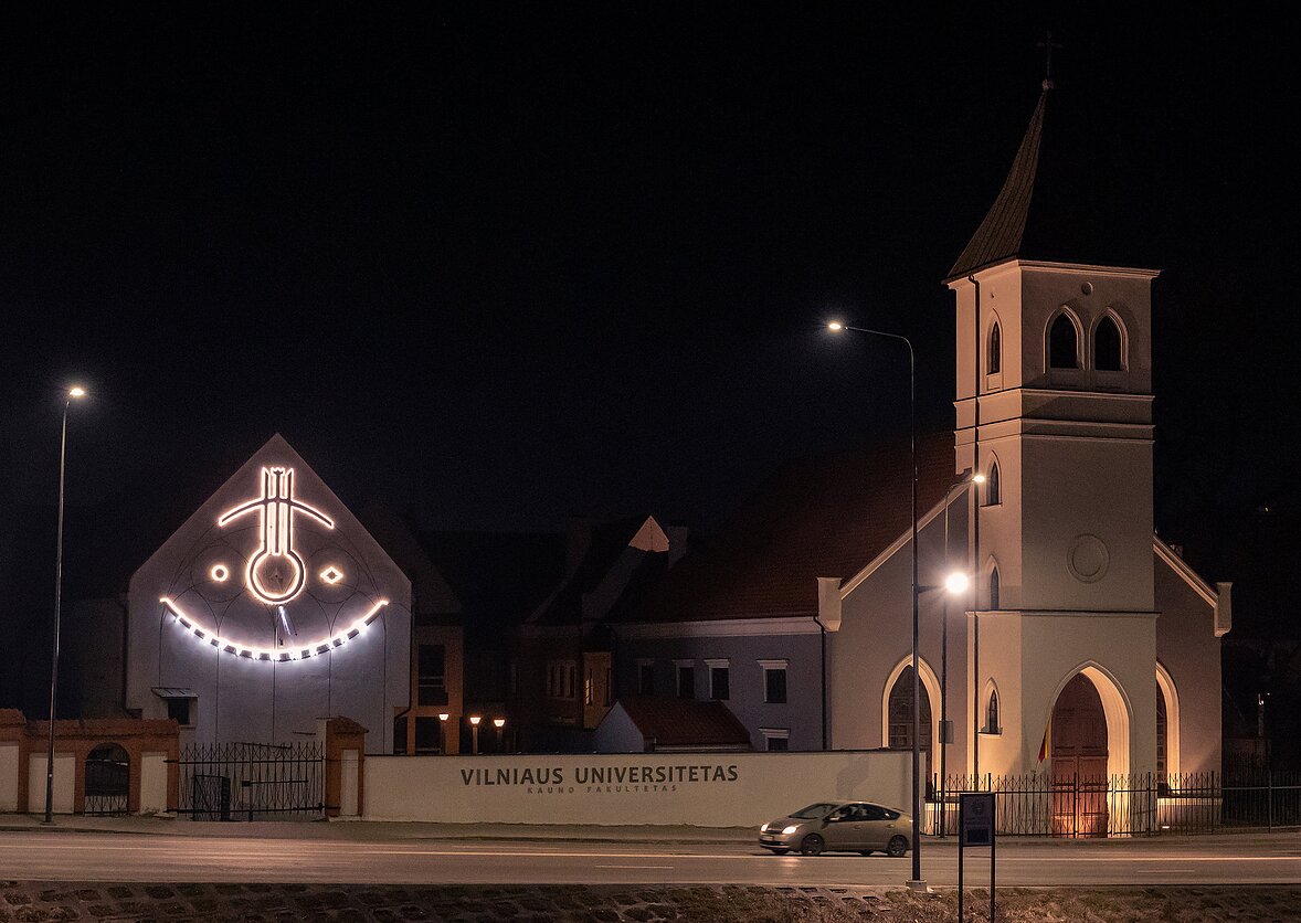 „Besišypsantis“ saulės laikrodis Kauno senamiestyje nuo šiol laiką rodo ir naktį „Besišypsantis“ saulės laikrodis Kauno senamiestyje nuo šiol laiką rodo ir naktį