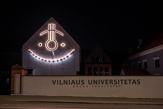 „Besišypsantis“ saulės laikrodis Kauno senamiestyje nuo šiol laiką rodo ir naktį „Besišypsantis“ saulės laikrodis Kauno senamiestyje nuo šiol laiką rodo ir naktį