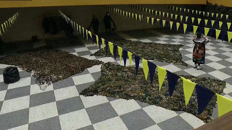 Dešimtyje dirbtuvių Lietuvoje savanoriai gamina kamufliažinius tinklus: jais ukrainiečiai slėps karinę techniką