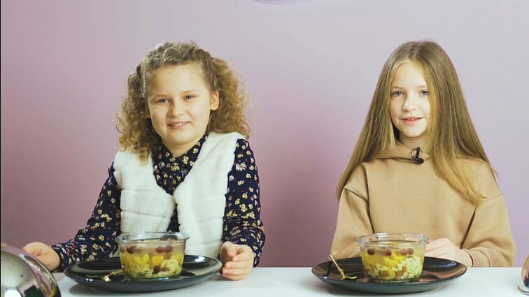 Virtuvės šefė pakvietė vaikus paragauti nuo seno žinomų lietuviškų patiekalų: įvertino ir saldžią sriubą, ir kraujinius vėdarus