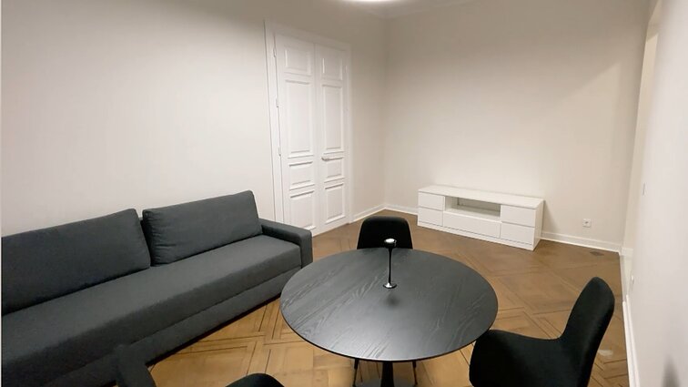 Mažo būsto senamiestyje interjerą padiktavo atrastas deginto medžio parketas ir išskirtinės durys