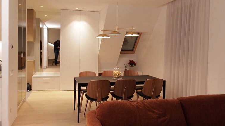 Nedidelį būstą išplėtė iki senoviškumu dvelkiančio dviaukščio buto: jo išskirtinumas – terasa ant stogo