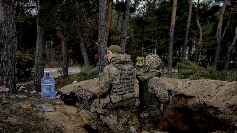 Panorama. Okupantams artėjant prie Kyjivo, Zelenskis sako, kad NATO dėl Ukrainos nerodo tokios drąsos kaip jo kariai