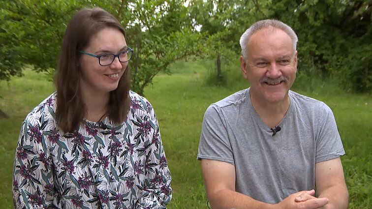 Į kaimą persikėlę vilniečiai nesunkiai susikūrė darbo vietas: siuva daugkartines sauskelnes ir projektuoja ravėjimo aparatą