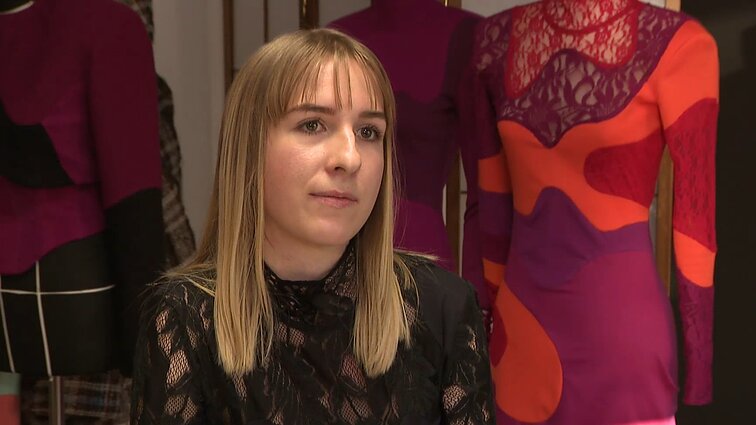 Dizainerė senus paltus ir staltieses verčia išskirtine mada: tenka ir būsimai nuotakai persiūti mamos vestuvinę suknelę