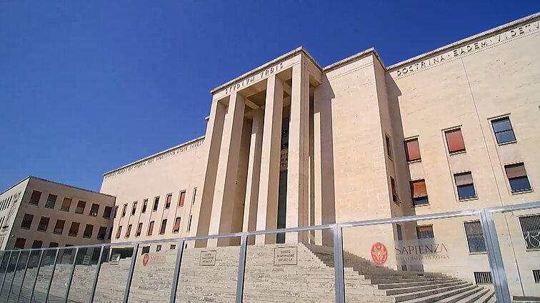 Revoliucijos žymės ant universiteto sienos