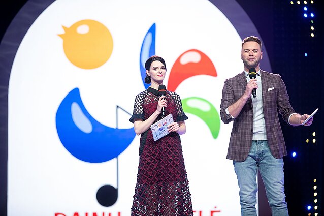 Dainų dainelė 2022. Dainos mamoms, močiutėms ir dar daugiau jaunųjų atlikėjų staigmenų