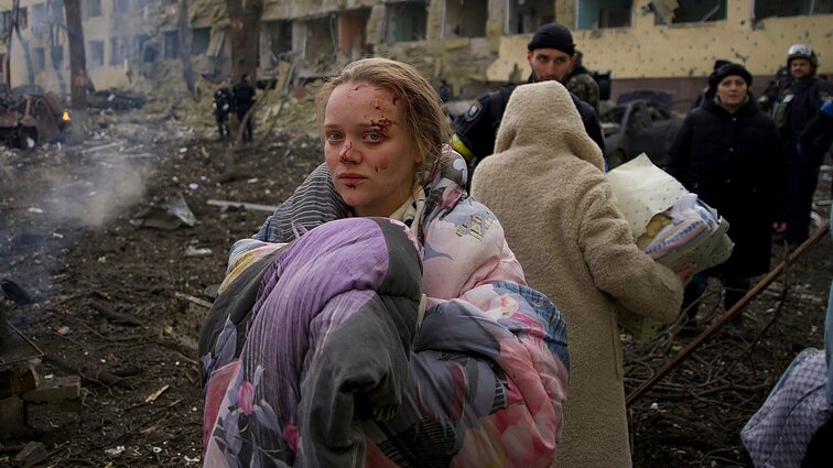 Žinios. Ukrainos ir Rusijos derybininkai mini rimtą pažangą derybose, bet okupantų smūgiai plečiasi toliau