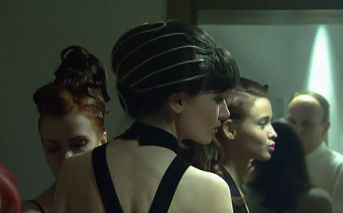 Ką byloja šukuosena? Plaukų kalba – nuo Gibsono moterų „bandelių“ iki naujai prisikėlusio „mullet“