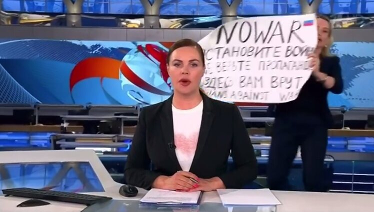 Rusijos pirmojo televizijos kanalo eteryje – moteris su „Karui ne“ plakatu