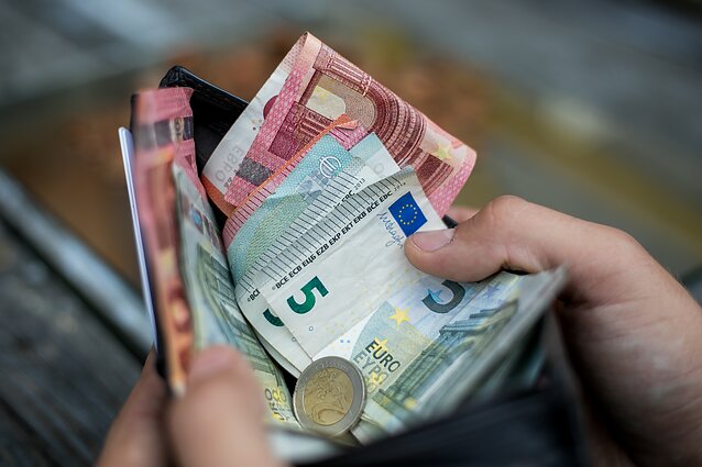 Žinios. Nuo sausio keičiasi vaiko priežiūros išmokos (su vertimų į gestų k.)