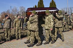 Ukrainos kariai laidoja kovose žuvusius bendražygius Ukrainos kariai laidoja kovose žuvusius bendražygius