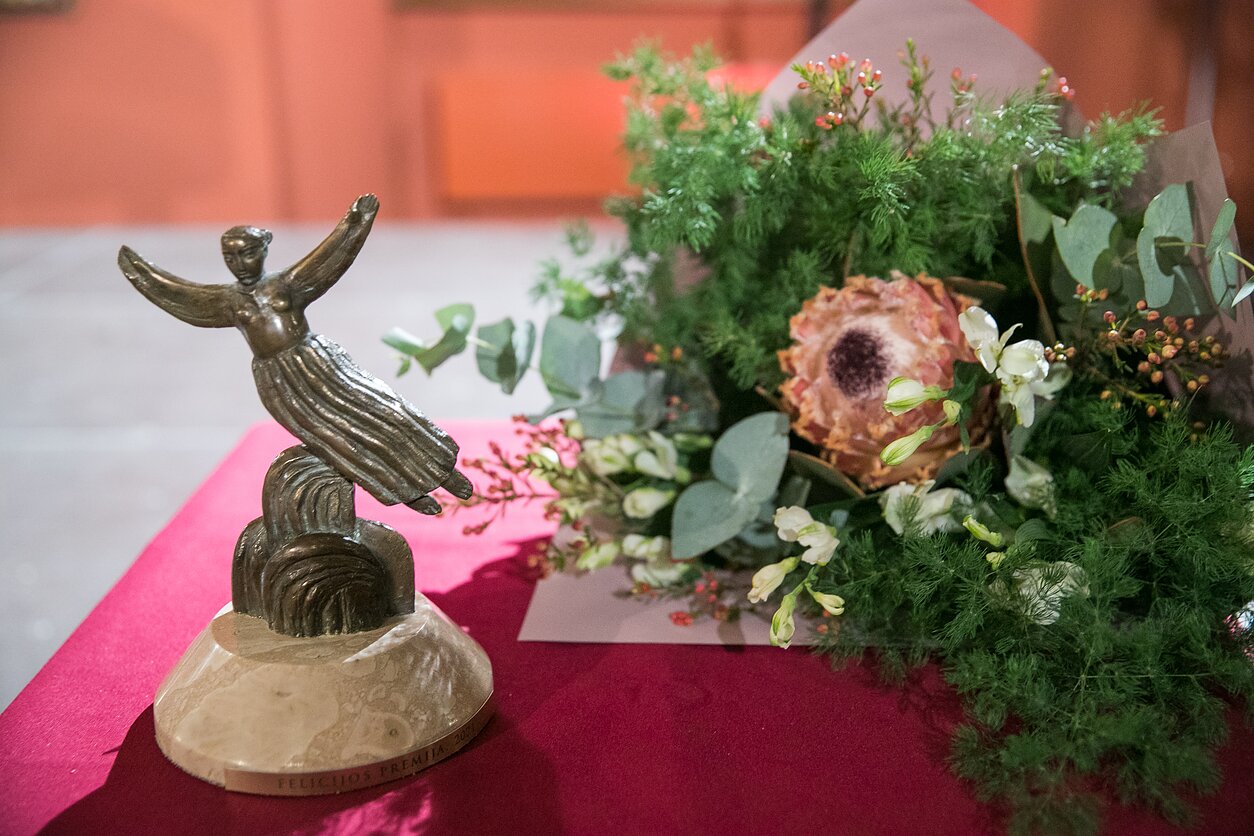 Kalbos premijos statulėlė. Autorė: Džoja Gunda Barysaitė