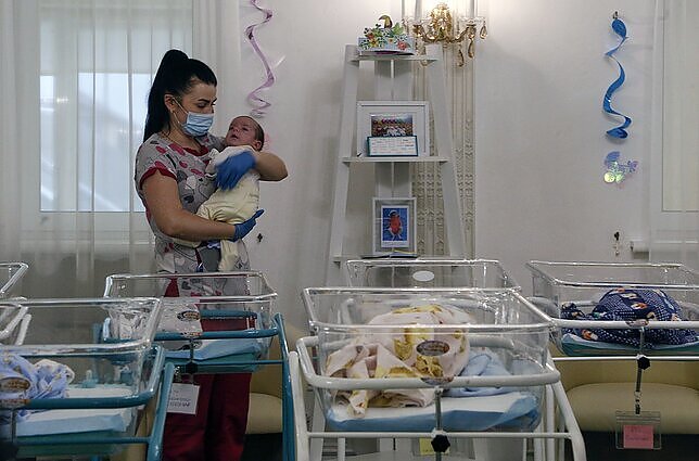 Surogatinės motinystės centru laikomame Kyjive dešimtys kūdikių laukia, kol jų pasiimti atvyks užsieniečiai tėvai