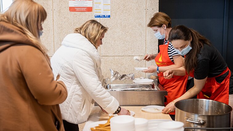 Žinios. Į Lietuvą jau atvyko beveik 18 tūkst. ukrainiečių, Raudonasis Kryžius prašys aukoti higienos produktų