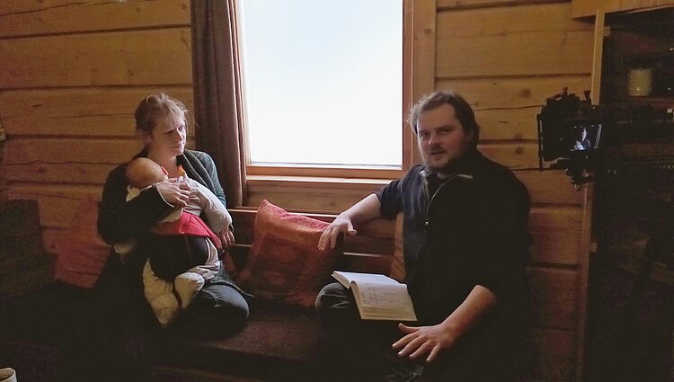 Kuriamas dokumentinis filmas „Mončys. Žemaitis iš Paryžiaus“. Sabina Moncys su dukrele,  Linas Mikuta