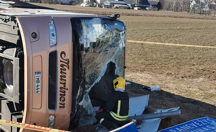 Pasvalio rajone į avariją pateko Ukrainos karo pabėgėlius vežęs autobusas: tarp sužeistųjų yra ir vaikų