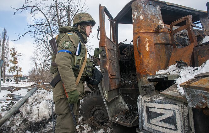 Ukrainos karys prie sunaikinto rusų karinio transporto