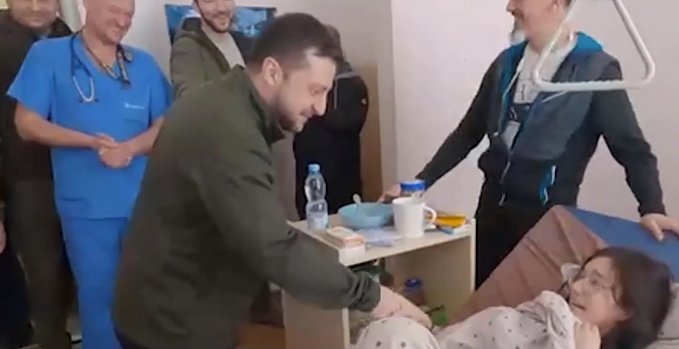 Zelenskis aplankė sužeistus gyventojus ligoninėje: pacientė iš nuostabos negalėjo net pasisveikinti