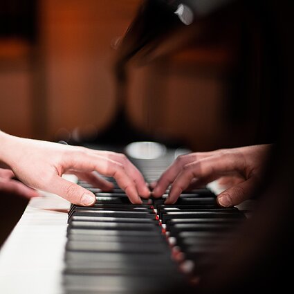 Pakeliui su klasika. Būtina profesionalų meną atvežti ir į regionus – tokį tikslą kelia Šiaulių tarptautinis fortepijonų duetų festivalis