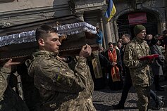 Ukrainiečiai laidoja žuvusius karius