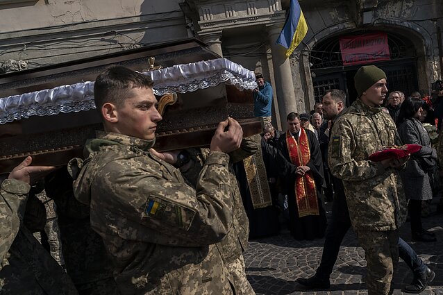 Ukrainiečiai laidoja žuvusius karius