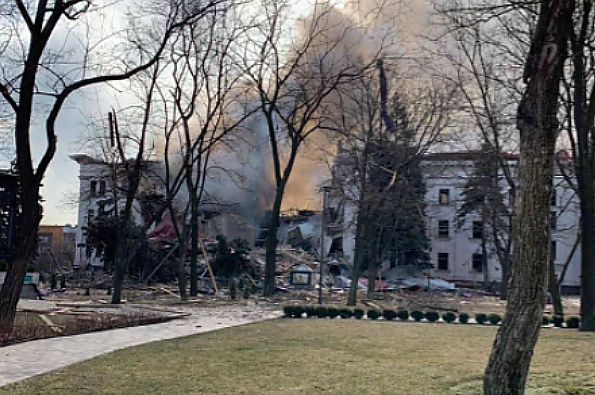 Žinios. Italija pasiūlė atstatyti subomborduotą Mariupolio teatrą