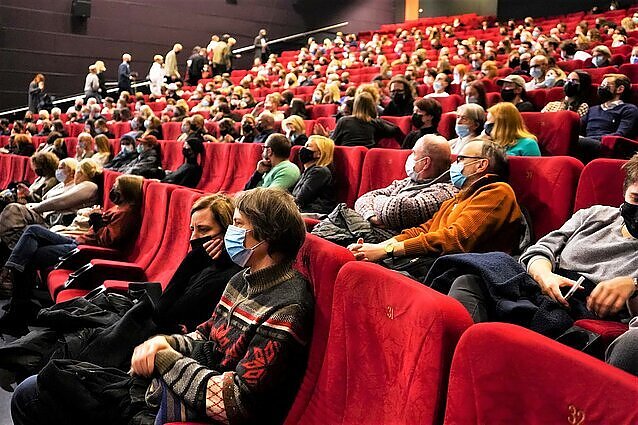 Žinios. Mažinami COVID-19 ribojimai: renginiuose nebereikės reguliuoti srautų, filmus galės žiūrėti daugiau žmonių