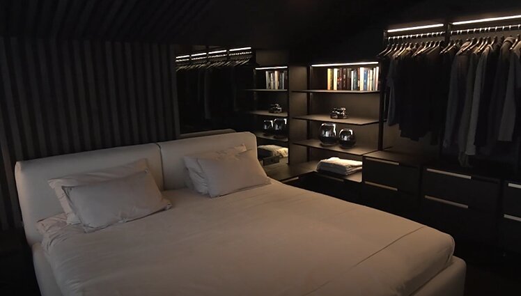 Juodas interjeras ir detalės jame