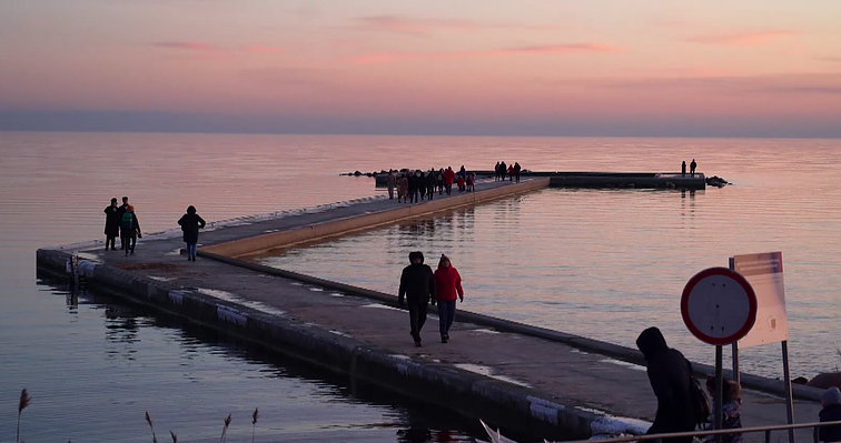 Pamario gyventojai ir švyturių entuziastai pasiuntė paramos žinią į Ukrainą