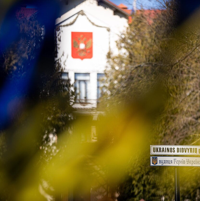 E. Blažio / LRT nuotr., Prie Rusijos ambasados kabinama lentelė Ukrainos Didvyrių gatvė