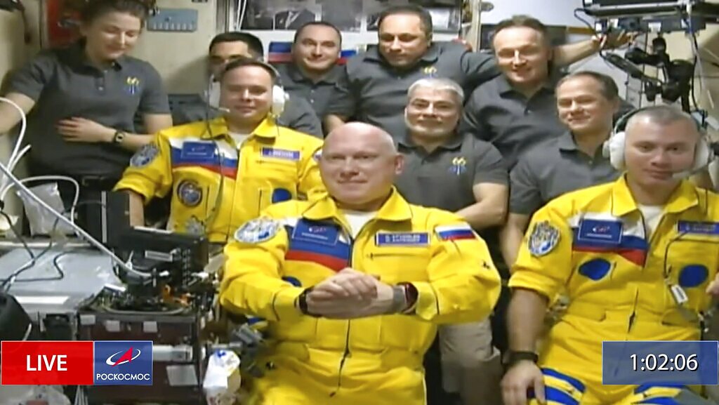Rusijos astronautai nesakė nieko, kas leistų manyti, kad jų drabužiai yra politinis pareiškimas. Rusijos astronautai nesakė nieko, kas leistų manyti, kad jų drabužiai yra politinis pareiškimas.