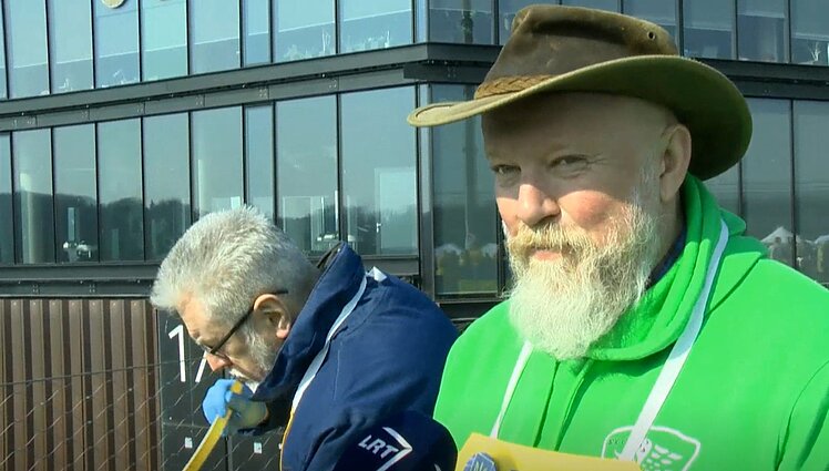 Barščius Ukrainą remiantiems žmonėms pilantis Radzevičius: susirinkusiųjų akys geros, veidai švyti