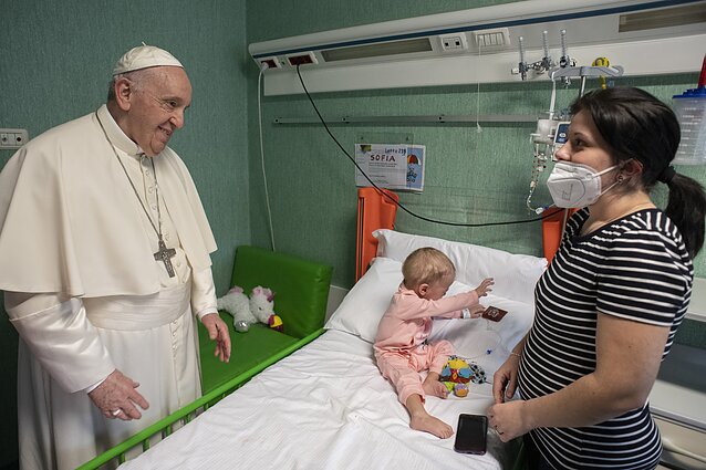 Popiežius aplankė vaikų ligoninę Popiežius aplankė vaikų ligoninę