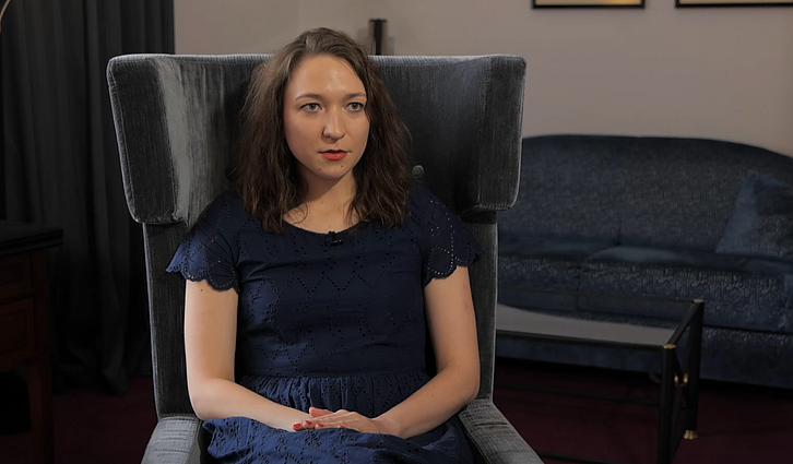 Kad emigruotų, Augustė prieš pat dvyliktą klasę metė mokyklą. Šiandien, po vargų Suomijoje, Norvegijoje ir Kanadoje, ji su šeima laimingai gyvena Vilniuje.