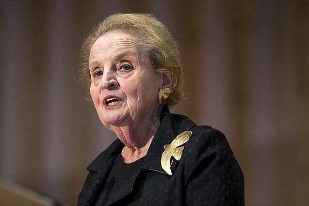 Atmenant išėjusią Madeleine Albright: aprangos kodas susitinkant su Putinu – pašiepianti segė su beždžionėlėmis