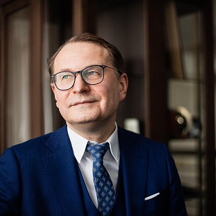 Daiktiniai įrodymai. Svarstyklės ir kardas: apie teisę ir galią su Dainiumi Žalimu