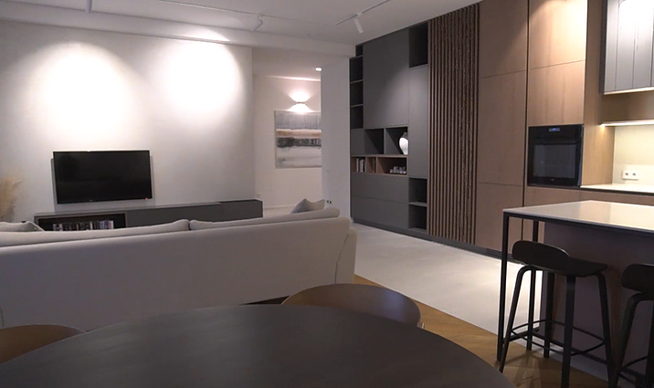 Urbanizuotas natūralumas: erdvus būstas Paupio rajone, kurio pagrindiniai interjero elementai – molis, medis ir mikrocementas