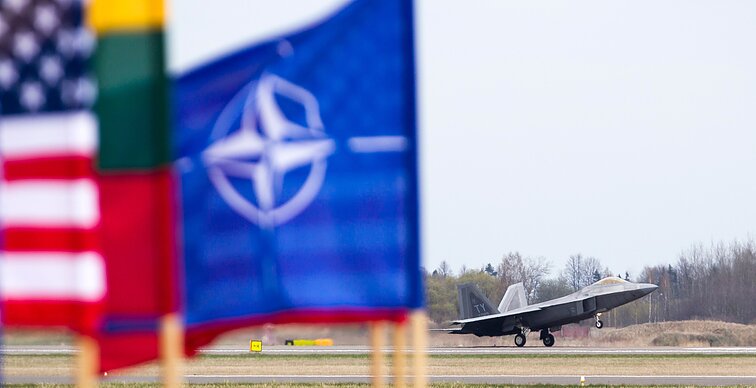 NATO vėliava NATO vėliava