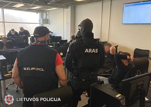 Sukčių grupuotė įkalbėdavo investuoti ir dingdavo: išviliotos didelės sumos pinigų, Vilniuje sulaikyti 28 asmenys