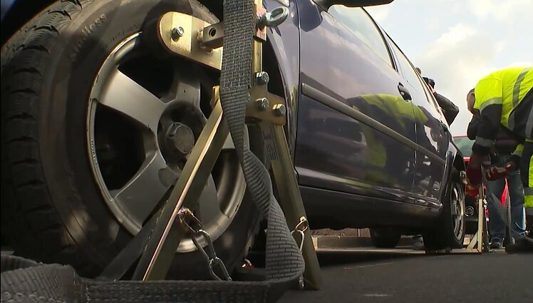 Tolerancija vairuotojų aplaidumui baigėsi: Vilniuje ne vietoje pastatyti automobiliai bus nutempiami