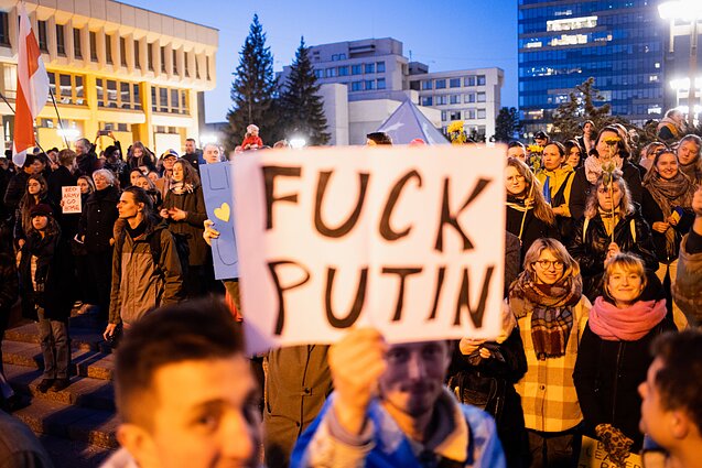 Palaikymas Ukrainai neslūgsta. Suėjus lygiai mėnesiui nuo Rusijos karo prieš visą Ukrainą pradžios, Ukrainos prezidentas Volodymyras Zelenskis paragino žmones visame pasaulyje išeiti į gatves ir aikštes protestuoti prieš Rusijos karinę agresiją. Vilniuje, prie Seimo, dar prieš septintą vakaro susirinko pilna aikštė Ukrainą palaikančių žmonių. „Norime parodyti, kad esame su ukrainiečių tauta, širdimi šiandien visi esame ukrainiečiai“, – sakė vilnietė Ugnė.