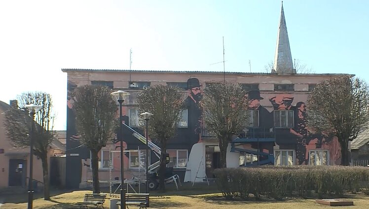 Gatvės menas keliasi į miestelius: Žeimelyje kuriamas įspūdingas Smetonos laikus menantis piešinys