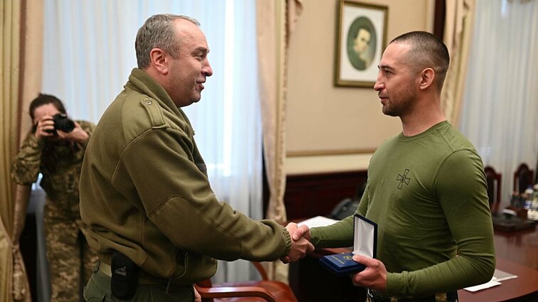 Rusų karo laivą pasiuntęs Gyvačių salos pasienietis grąžintas namo, jam įteiktas apdovanojimas